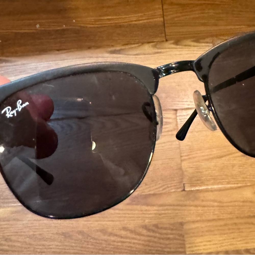 Ray Ban glasses in great condition.